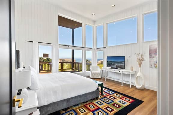 Spacious home with ocean view enclosed yard fireplace hut tub washer and dryer - Image 3