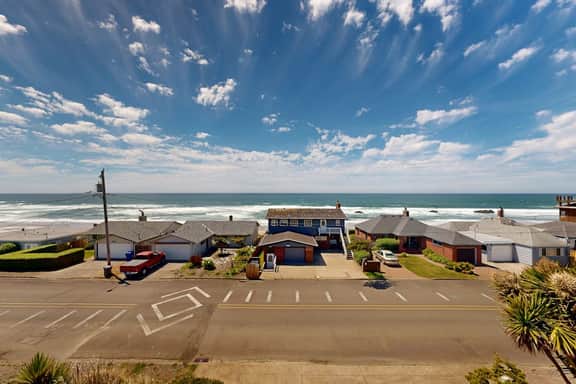 Beautiful multi level home with theater game room and amazing ocean views - Image 4