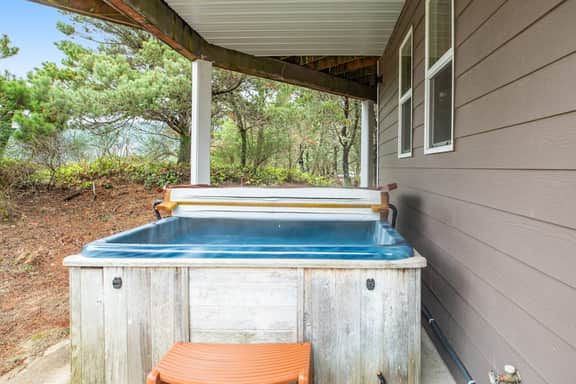 Spacious Oceanside Home with Private Hot Tub and Pacific Views Dog Friendly - Image 4