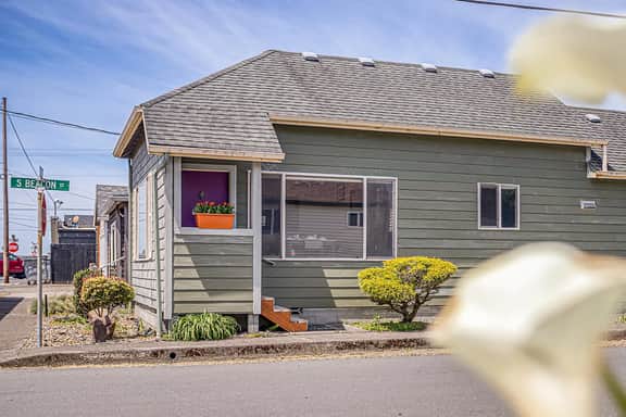 Cozy Dog Friendly Cottage Steps from the Ocean - Image 5