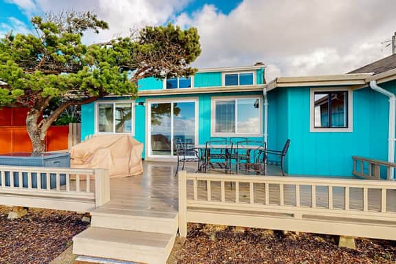 Oceanfront dog friendly home with 180 degree view deck and great location - Image 2