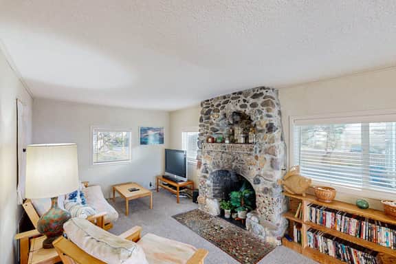 Oceanfront dog friendly home with 180 degree view deck and great location - Image 3