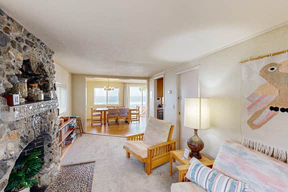 Oceanfront dog friendly home with 180 degree view deck and great location - Image 4