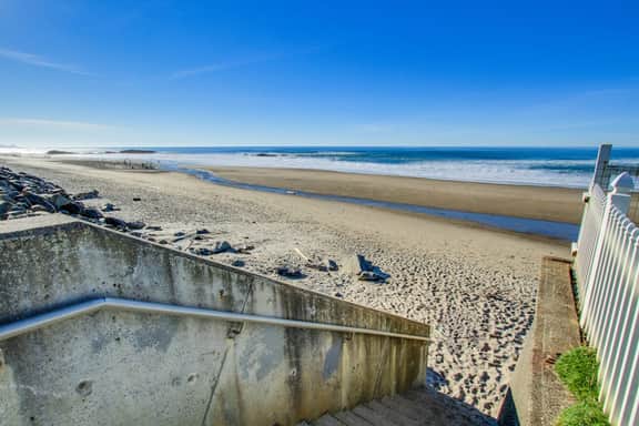 Lower Level Ocean View Studio Close to the Beach Dogs Welcome - Image 3