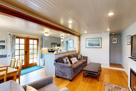 Bright and Airy Cottage Right in Town Across Street from the Beach - Image 4