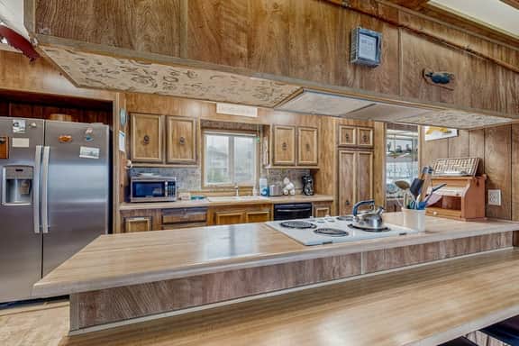 Classic home with partial ocean views and horseshoe pit close to beach - Image 4