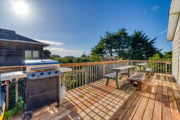 Classic home with partial ocean views and horseshoe pit close to beach - Image 3