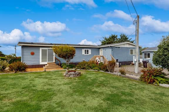 Classic home with partial ocean views and horseshoe pit close to beach - Image 5