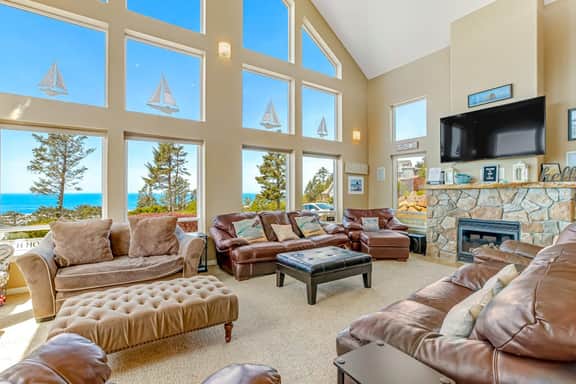 Ocean and Mountain View Home with Private Hot Tub Pool Table Deck Fast WiFi - Image 4
