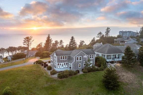 Ocean and Mountain View Home with Private Hot Tub Pool Table Deck Fast WiFi - Image 2