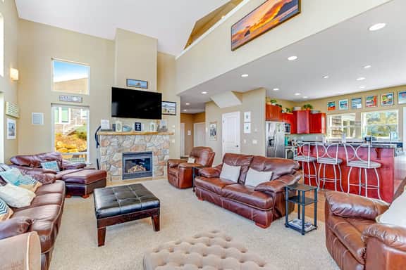 Ocean and Mountain View Home with Private Hot Tub Pool Table Deck Fast WiFi - Image 5