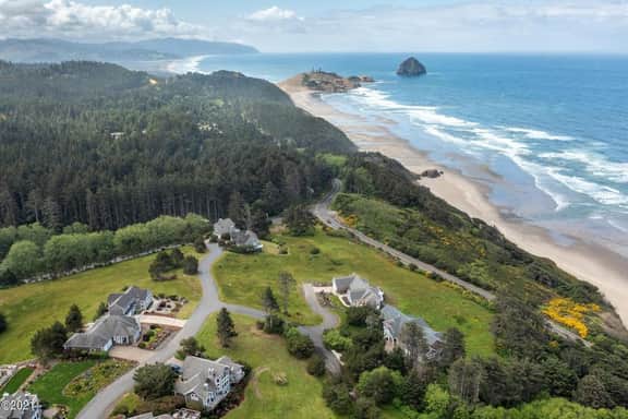 Ocean and Mountain View Home with Private Hot Tub Pool Table Deck Fast WiFi - Image 3