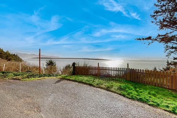 Quaint oceanfront hideaway with open layout fireplace central AC and gas grill - Image 3