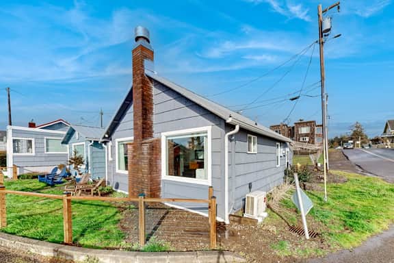 Quaint oceanfront hideaway with open layout fireplace central AC and gas grill - Image 4
