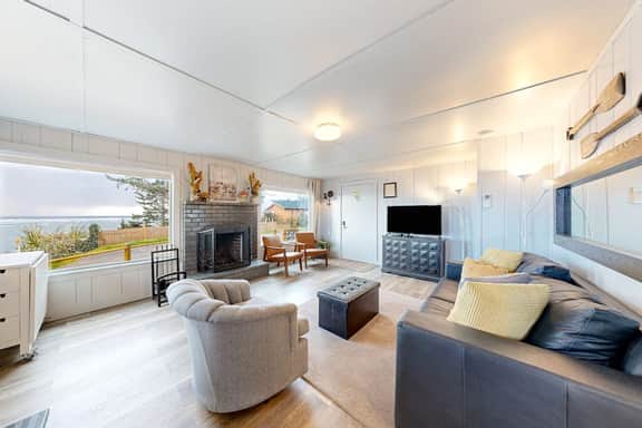 Quaint oceanfront hideaway with open layout fireplace central AC and gas grill - Image 2