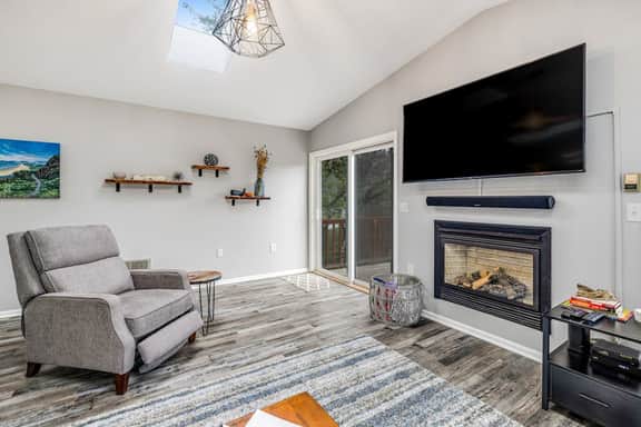 Home with gas fireplace washer dryer and 2 outdoor spaces walk to beach - Image 4