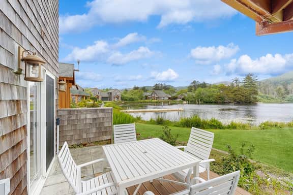 Lakefront end townhouse with kayaks and fishing dock walk to beach dogs welcome - Image 2