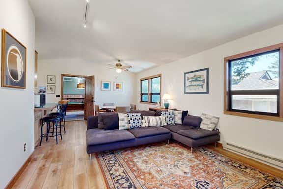 Bay view dog friendly home with a pool table and children s items - Image 2