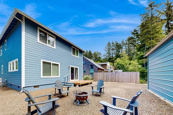 Open concept Home with Deck Fire pit WIFI and Near Trails and Beach - Image 4