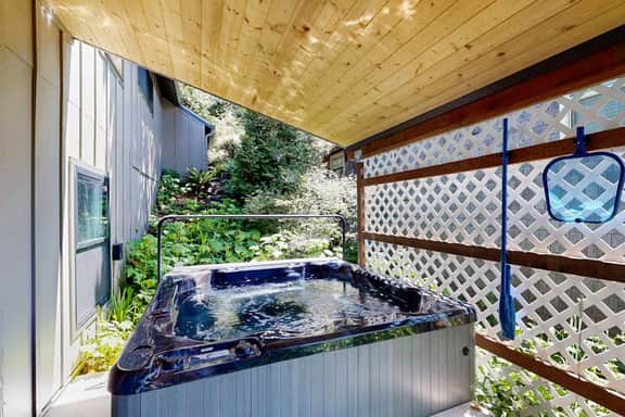 Bay view dog friendly home with a pool table and children s items - Image 3