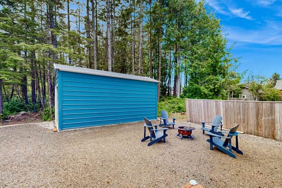 Open concept Home with Deck Fire pit WIFI and Near Trails and Beach - Image 5