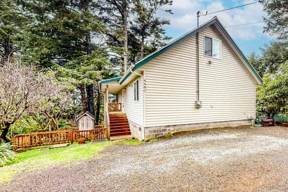Renovated three story home by the beach with a furnished deck and washer dryer - Image 4