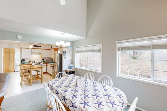 Cozy family home away from home dog friendly with nearby beach access and hot tub - Image 5