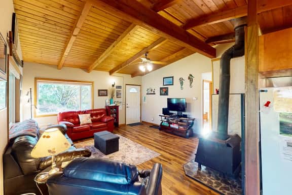 Cozy home in peaceful neighborhood near park beach shops and restaurants - Image 4