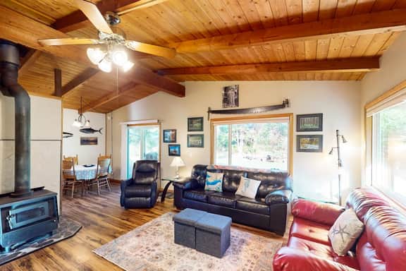 Cozy home in peaceful neighborhood near park beach shops and restaurants - Image 3