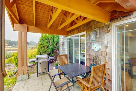 Beautiful lake view home with hot tub kayaks and bike two blocks to beach - Image 2