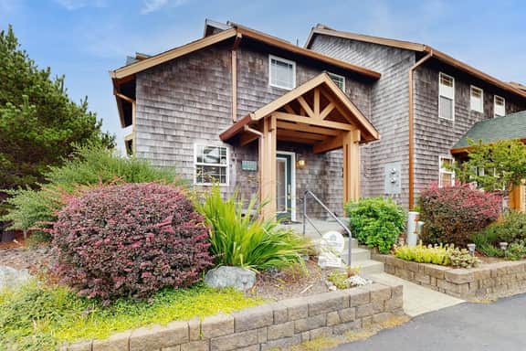 Beautiful lake view home with hot tub kayaks and bike two blocks to beach - Image 3