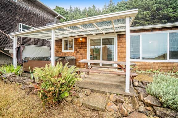 Cozy dog friendly home with ocean views a private hot tub and washer and dryer - Image 4