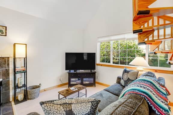 Two story getaway with a washer dryer central AC and WiFi dogs welcome - Image 4