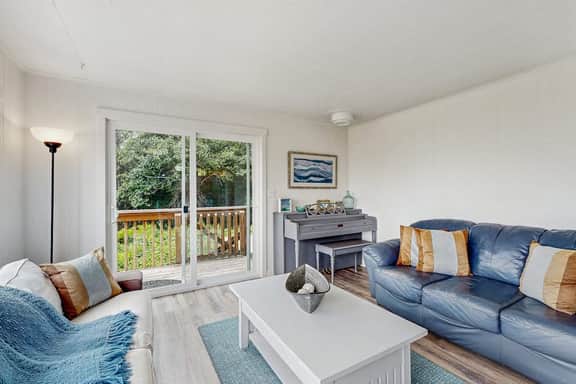 Spacious dog friendly home with ocean views full kitchen washer and dryer - Image 5