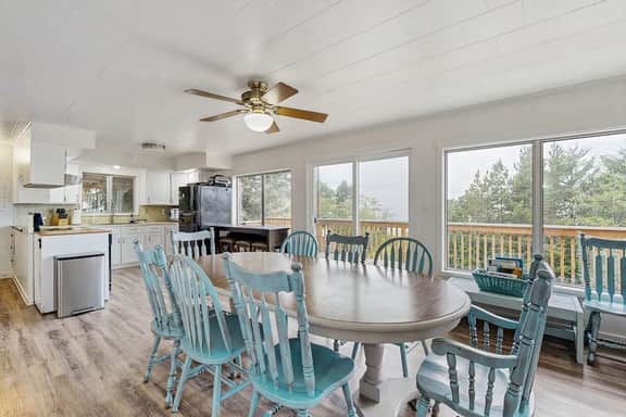 Spacious dog friendly home with ocean views full kitchen washer and dryer - Image 3