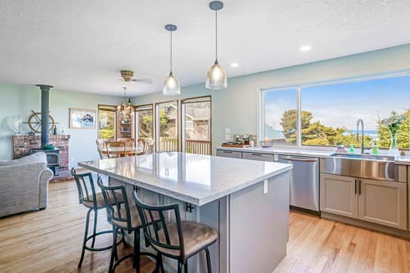 Dog friendly oceanview home one block to beach - Image 4
