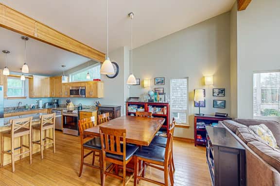 Luxurious Dog Friendly Home with Ocean Views Beach Access and Free WiFi - Image 3
