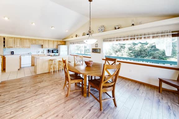 Family Friendly Coastal Home with Free WiFi Washer Dryer and Easy Beach Access - Image 5