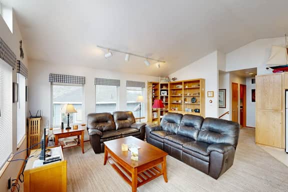 Cozy coastal home with deck ocean views and firepit 4 blocks to beach - Image 4