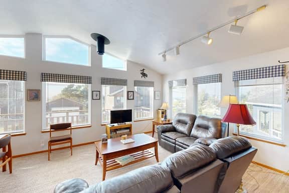Cozy coastal home with deck ocean views and firepit 4 blocks to beach - Image 2