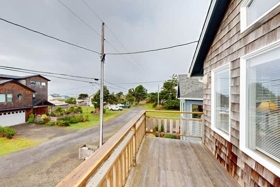 Cozy coastal home with deck ocean views and firepit 4 blocks to beach - Image 3
