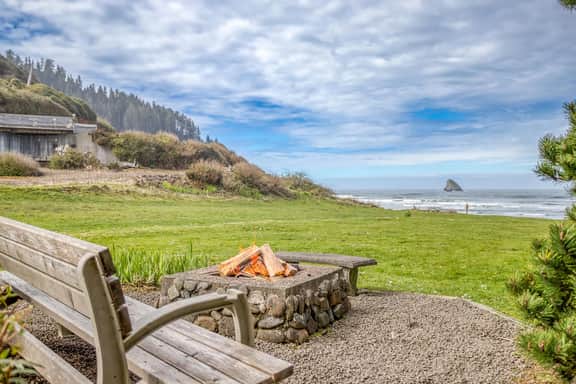 Oceanfront cottage with hot tub beach access fireplace and WiFi Dog friendly - Image 4