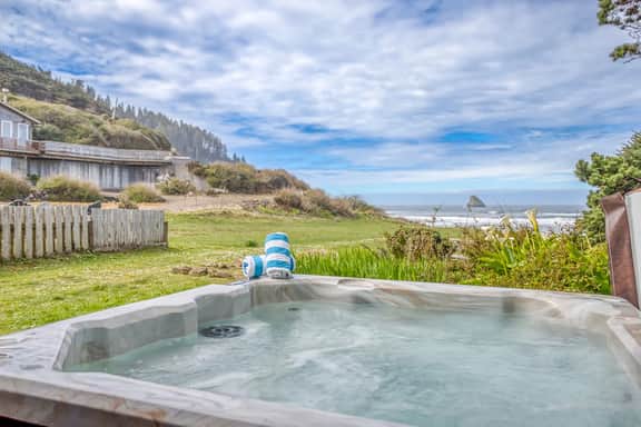 Oceanfront cottage with hot tub beach access fireplace and WiFi Dog friendly - Image 2