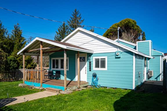Renovated dog friendly cottage with a covered porch deck yard and washer dryer - Image 4