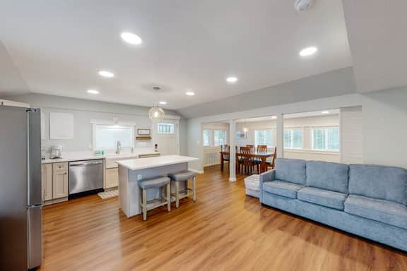 Renovated dog friendly cottage with a covered porch deck yard and washer dryer - Image 2