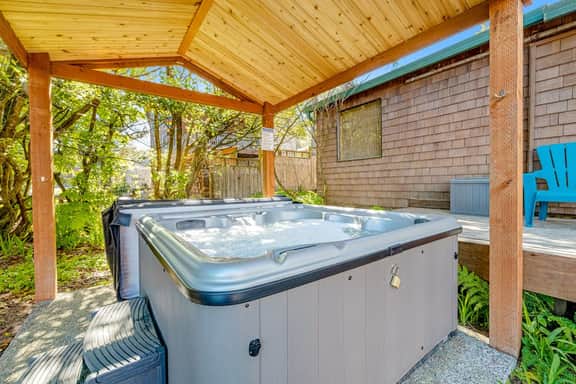 Dog friendly house near beach with hot tub fireplace enclosed yard full kitchen - Image 2