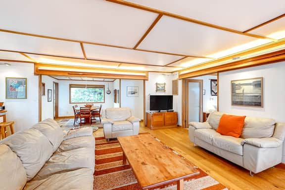 Delightful dog friendly home with bay views private hot tub and sauna - Image 5