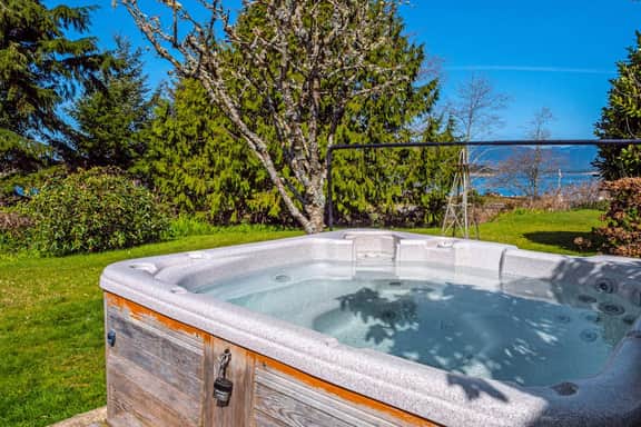 Delightful dog friendly home with bay views private hot tub and sauna - Image 2