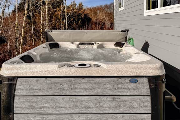 Comfortable home with ocean views with private hot tub deck fireplace WiFi - Image 3
