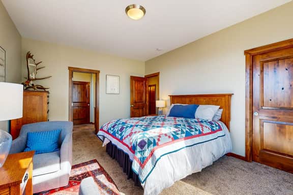 Comfortable home with ocean views with private hot tub deck fireplace WiFi - Image 5
